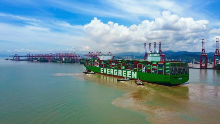 Il porto di Ningbo Zhoushan si collega con la più grande nave portacontainer del mondo Changyi