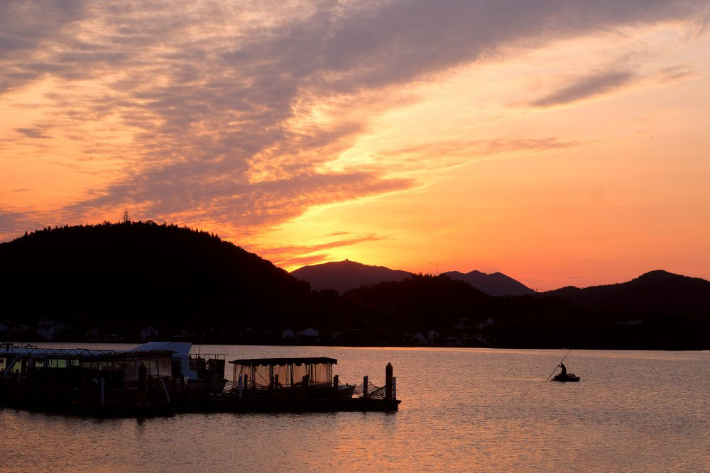 Il lago Dongqian era meravigliosamente colorato questa mattina