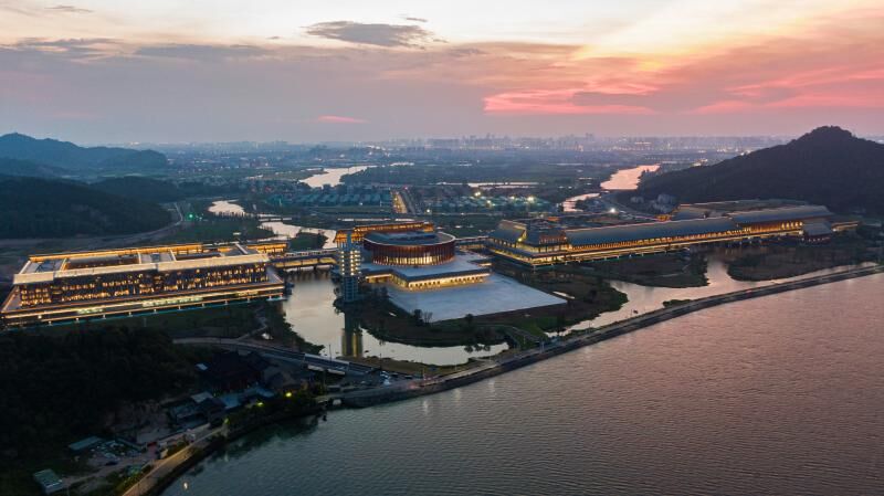 Il centro congressi internazionale di Ningbo si illumina