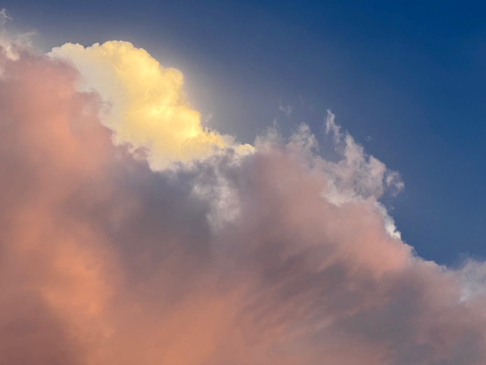 Aspetto! Nuvole colorate appaiono nel cielo di Ningbo