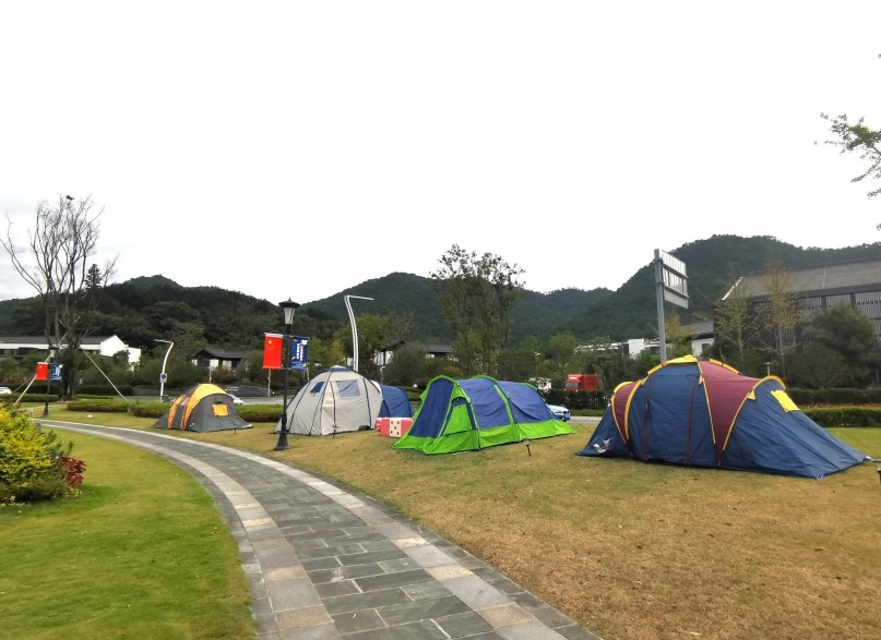 Qual è la differenza tra tenda a strato singolo e tenda a doppio strato?