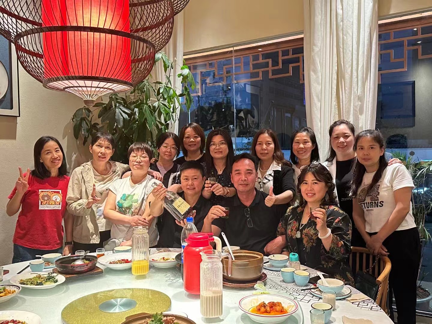 Li Boss si riunì con gli amici per una cena