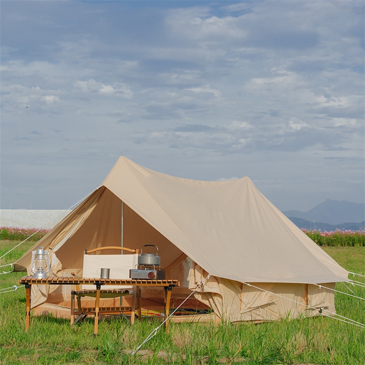 Tenda da campania di cabina in campeggio