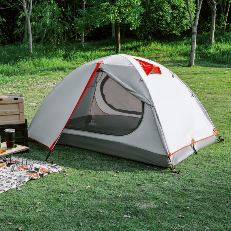 Tenda da trekking a doppio strato con zaino in spalla